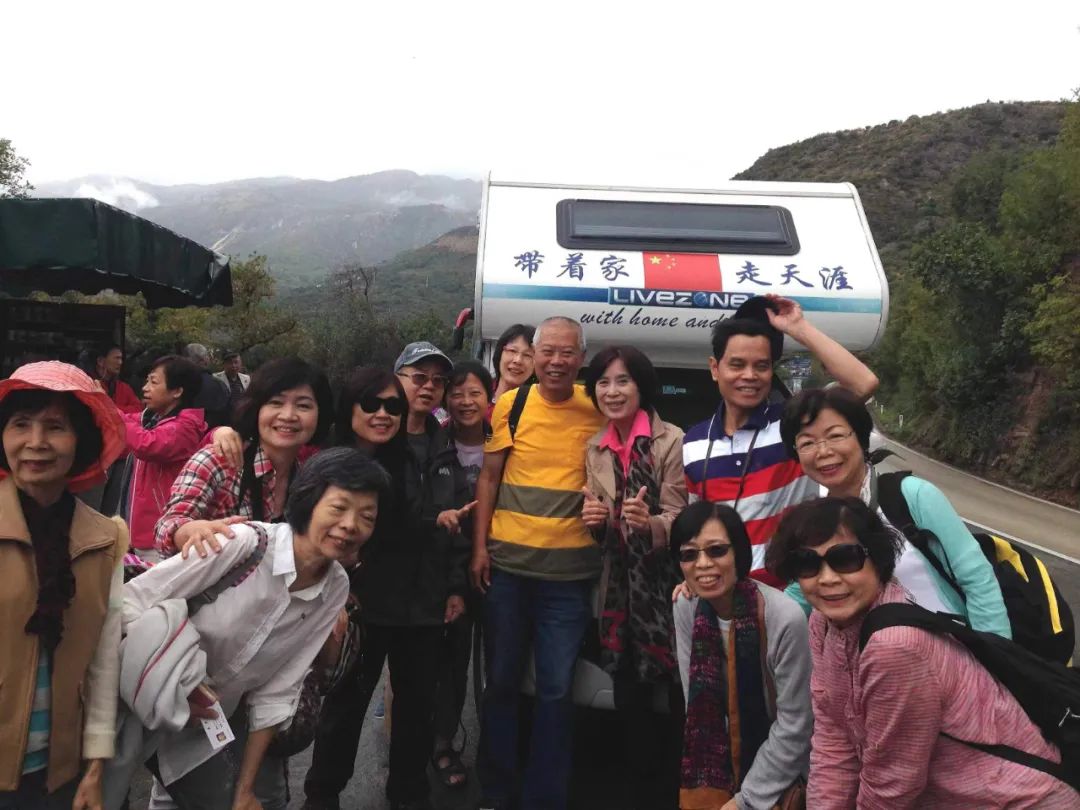 七旬老人開(kāi)房車(chē)帶老伴游世界l中國(guó)房車(chē)圈最早的“網(wǎng)紅達(dá)人”